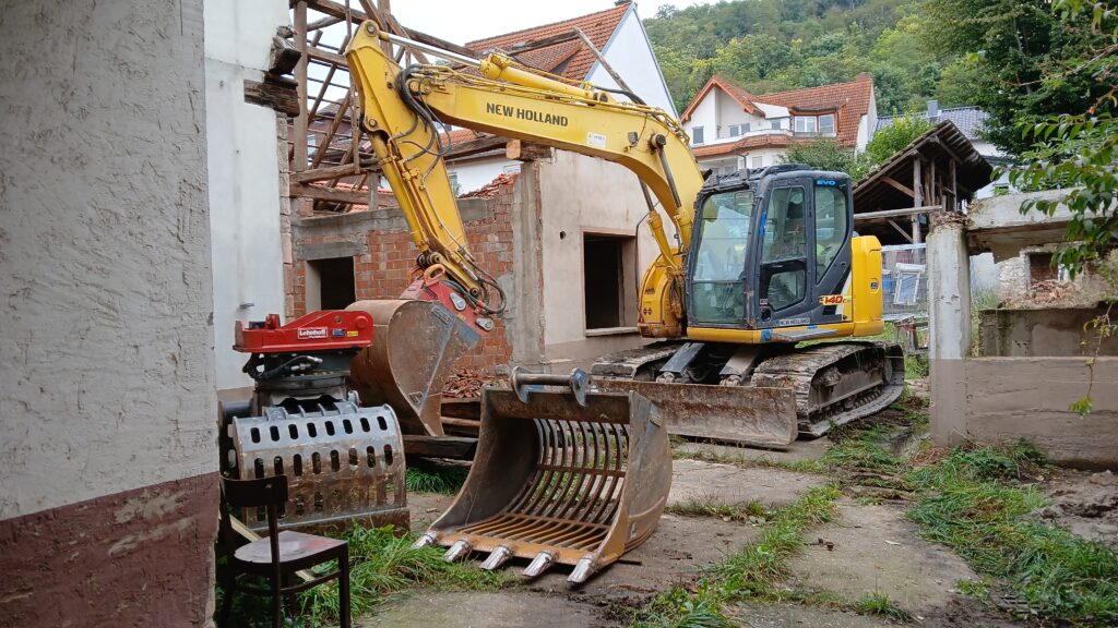 Bagger Schmitt - Abbruch Mehrfamilienhaus