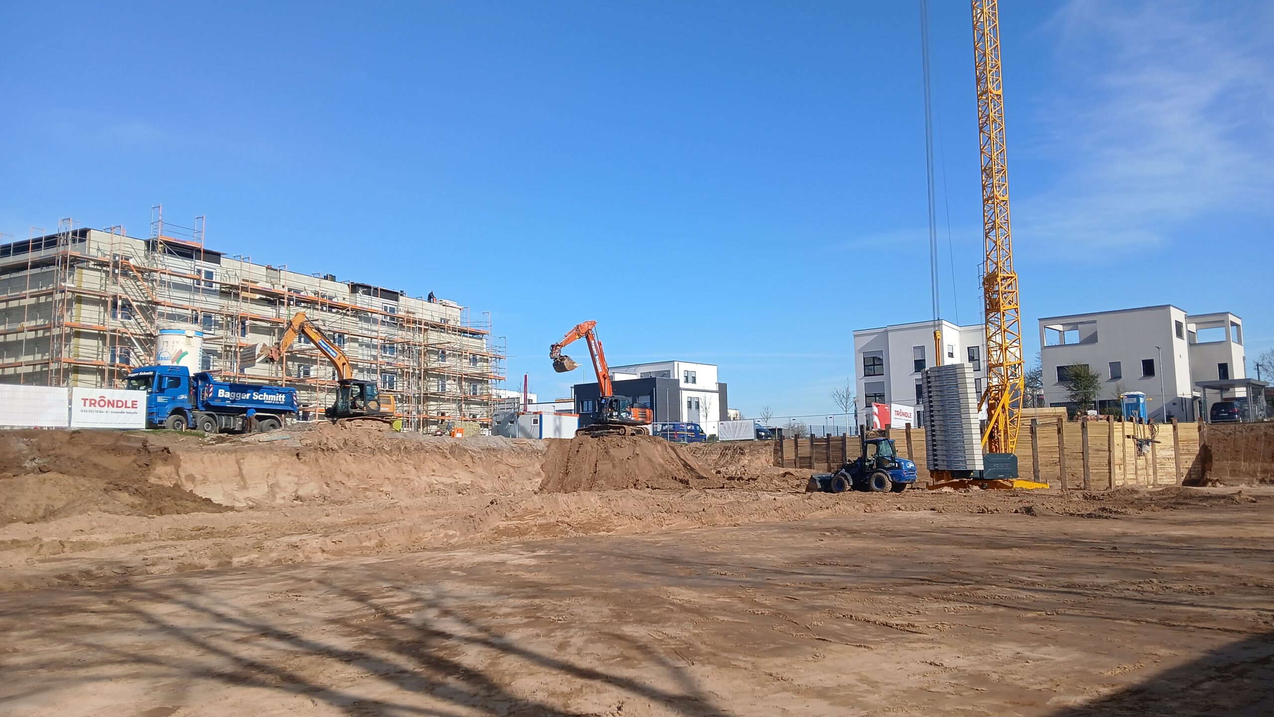 Erdbau Bagger Schmitt_Baugrubenaushub für Mehrfamilienhäuser/ Hallen/Lagergebäude_6