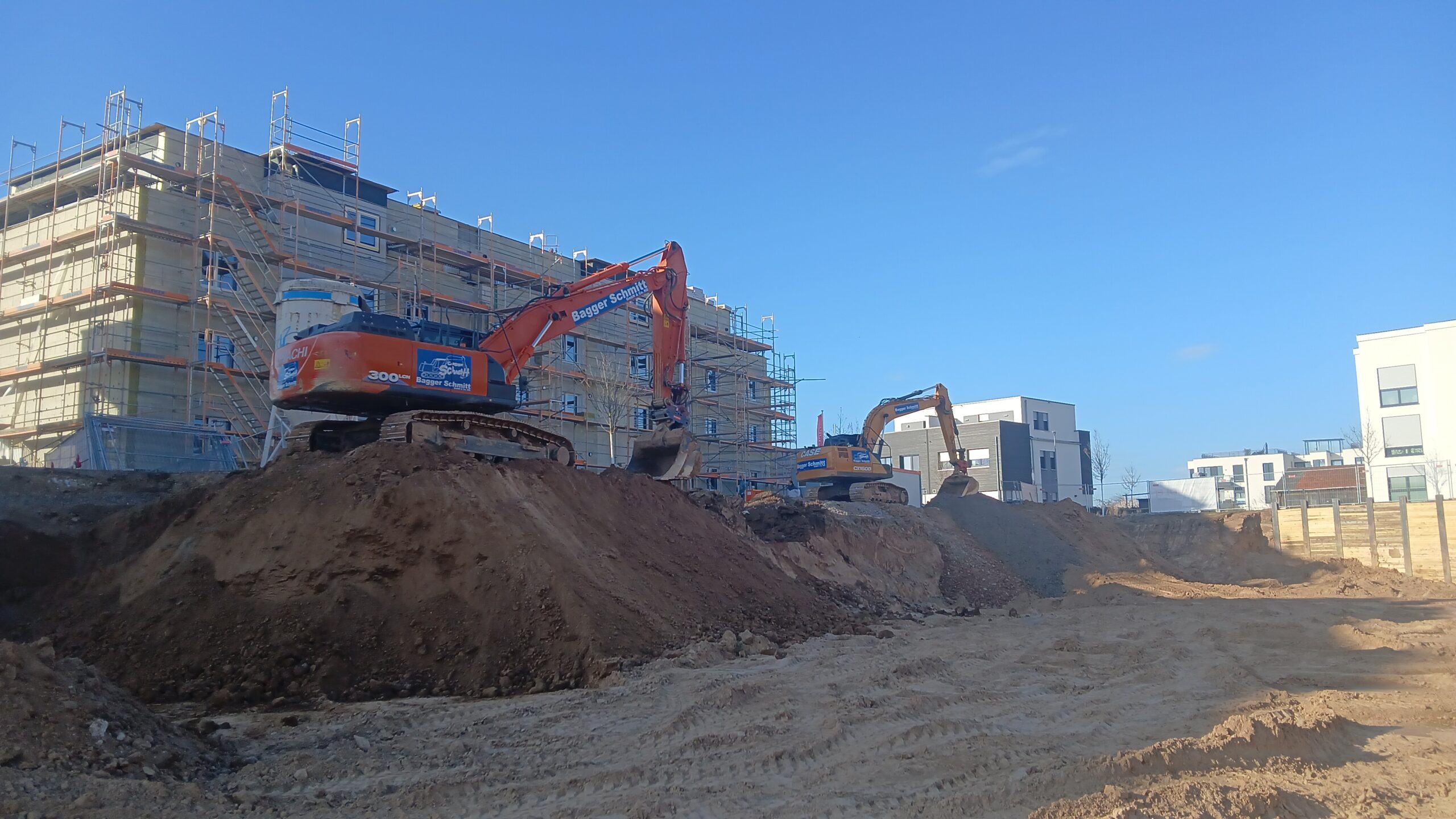 Erdbau Bagger Schmitt_Baugrubenaushub für Mehrfamilienhäuser/ Hallen/Lagergebäude_5
