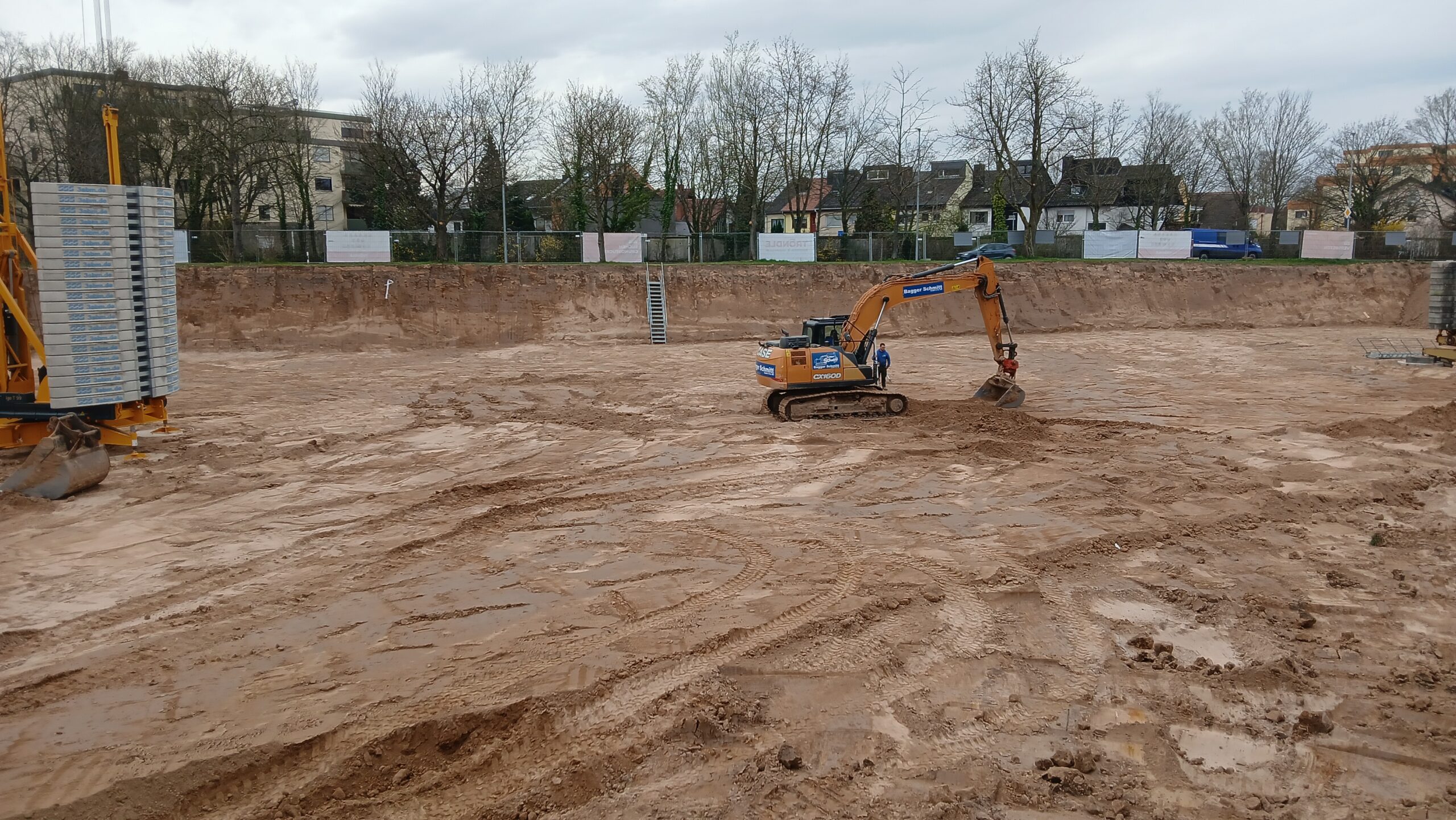 Erdbau Bagger Schmitt_Baugrubenaushub für Mehrfamilienhäuser/ Hallen/Lagergebäude_7