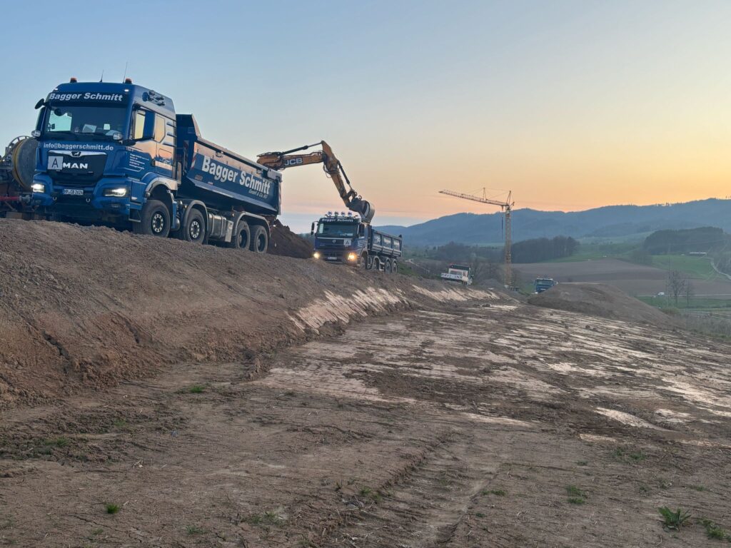 Kipper 4-Achser - Bagger Schmitt