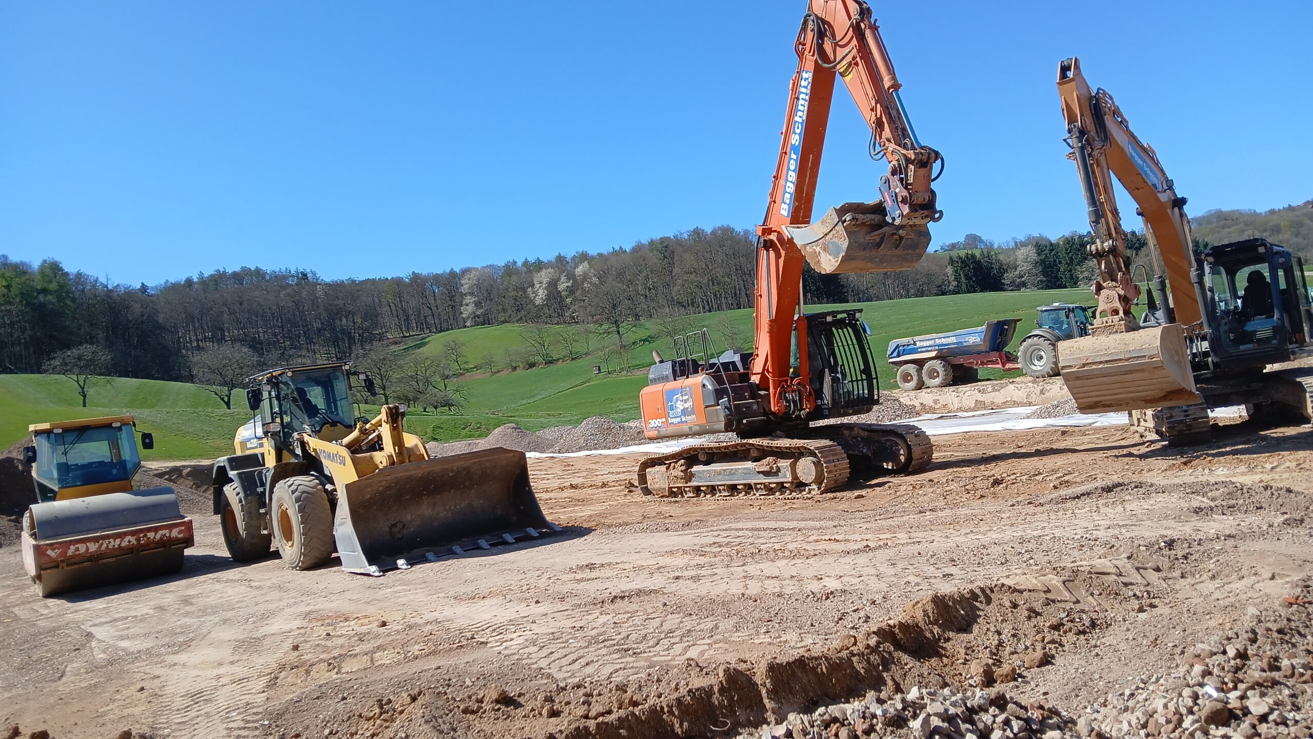 Erdbau Bagger Schmitt_Baugrubenaushub für Mehrfamilienhäuser/ Hallen/Lagergebäude_2