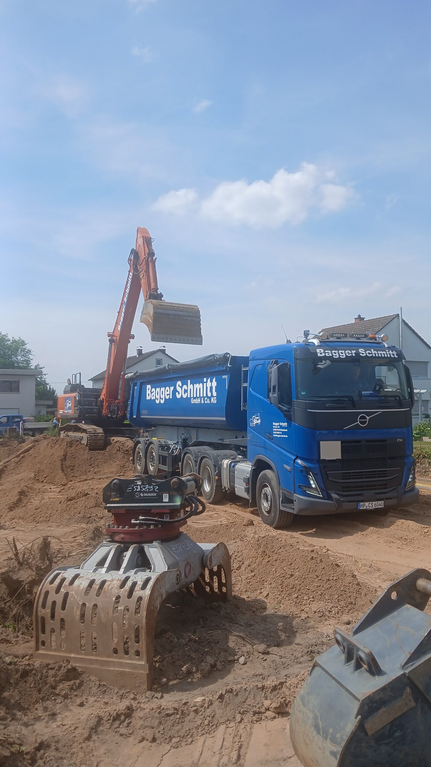 Erdbau Bagger Schmitt_Baugrubenaushub für Mehrfamilienhäuser/ Hallen/Lagergebäude_1